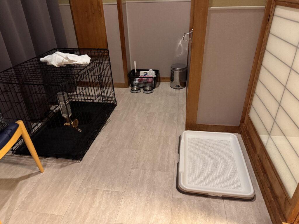 部屋の窓側には、犬用のトイレトレーや水飲みボウル、消臭スプレーやウェットシートまで用意されていました。